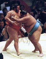 Musashimaru in driver's seat again at Kyushu sumo
